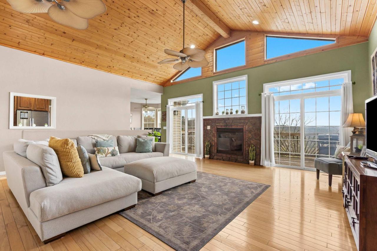 The Greenview Manor with Lake Views - B&B Kimberling City