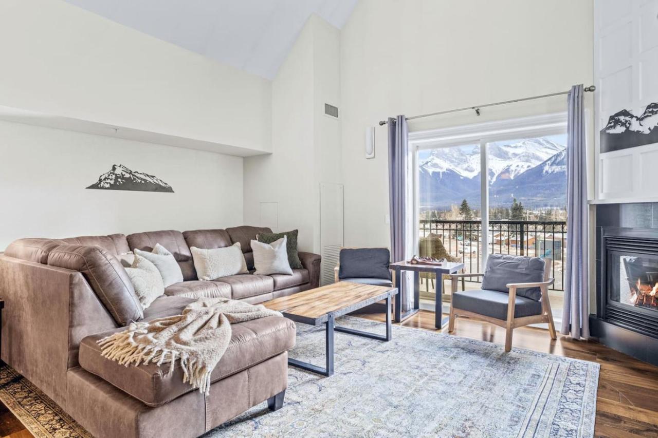 Mountain View Penthouse 3BR with Private Hot Tub - B&B Canmore