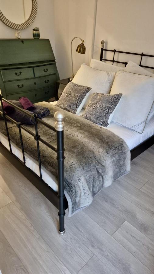 Modern 1 Bed Ipswich Waterfront Apartment Free Parking - Long Term Stays Available - B&B Ipswich