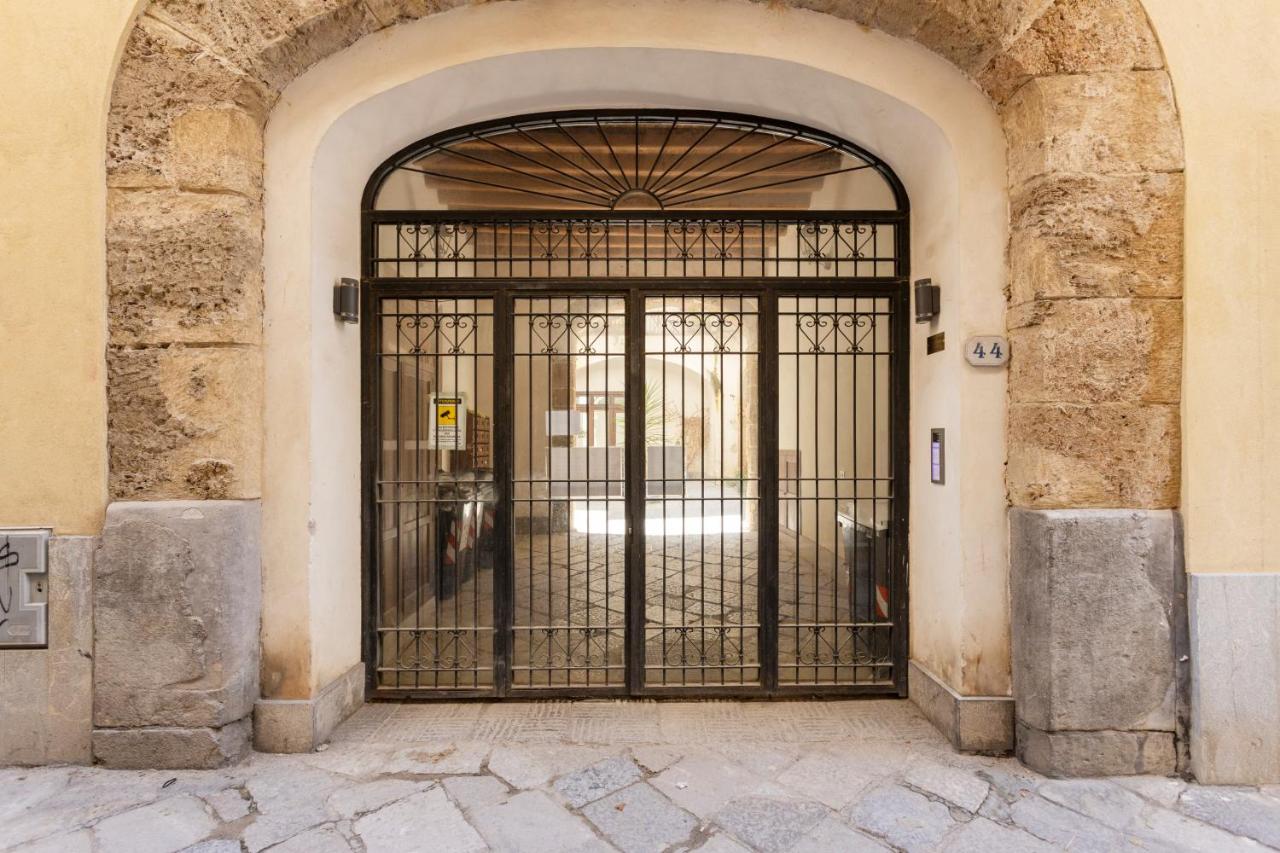 The Urban Retreat - Refined Loft with Large Terrace & Historic Views - Bed and Breakfast Palermo