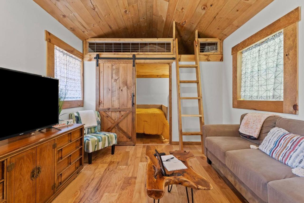 Hot Tub - Sit and Stay Cabin in Red River Gorge KY - Bed and Breakfast High Falls