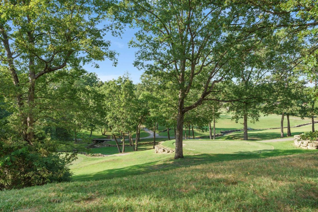 Holiday Ridge Escape - Holiday Hills Branson Golf Resort Outdoor pools - B&B Branson