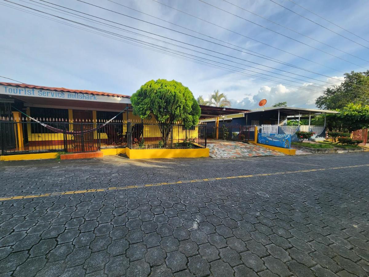 Hostal Bullshark - B&B Cuatro Esquinas