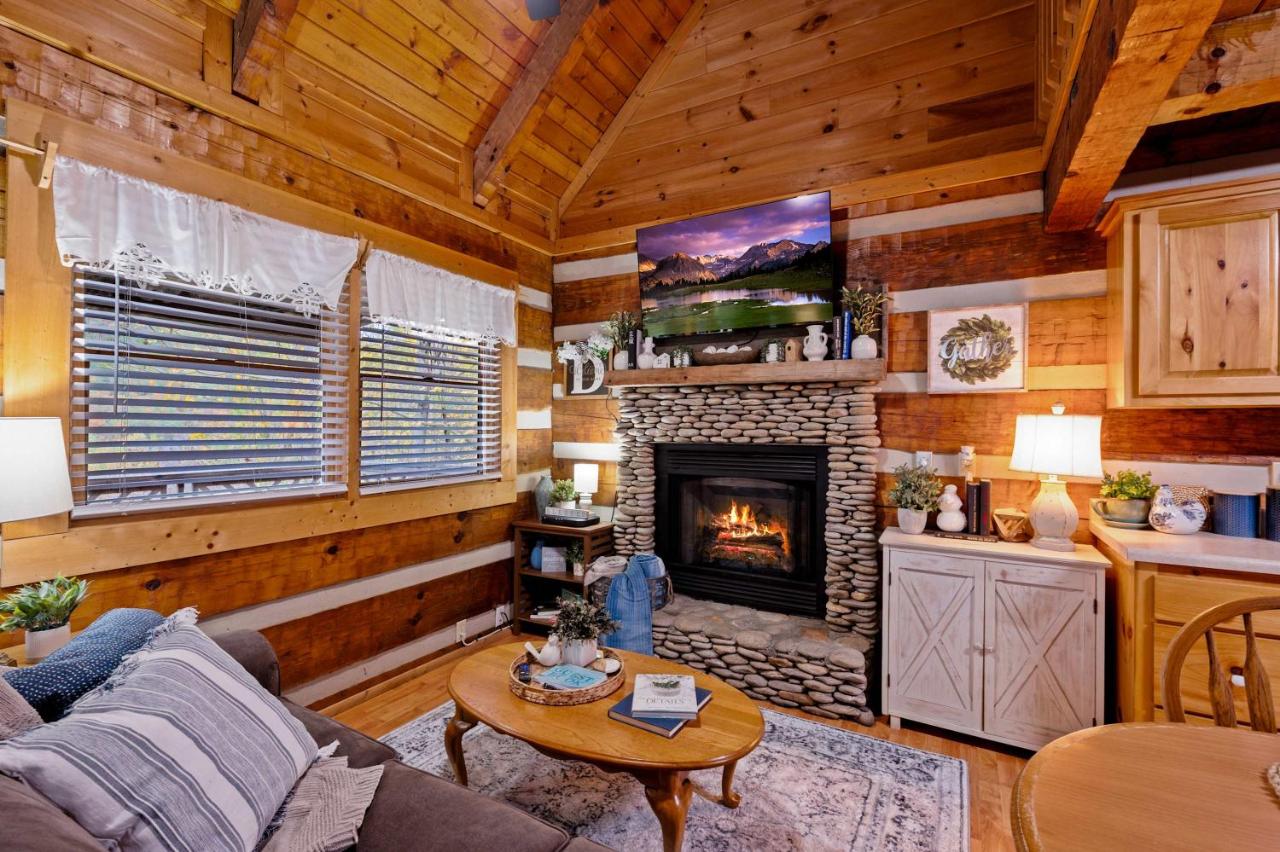 Hot Tub Pool Table Fireplace Honeymoon Relax - B&B Sevierville