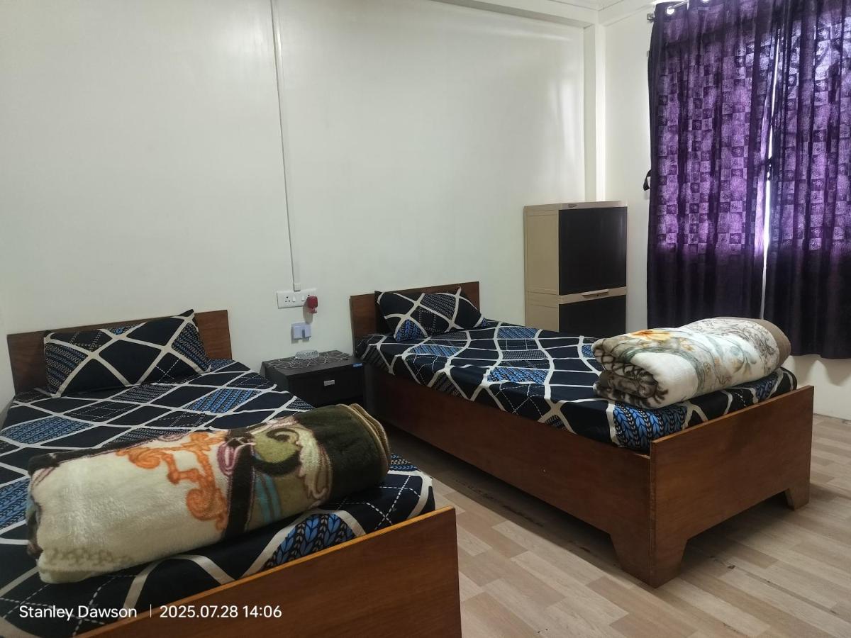 Tweepersoonskamer met 2 Aparte Bedden en Eigen Badkamer