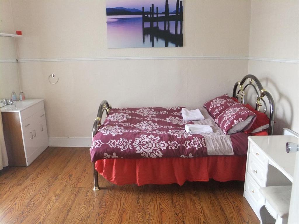 Deze driepersoonskamer heeft een gedeelde badkamer.