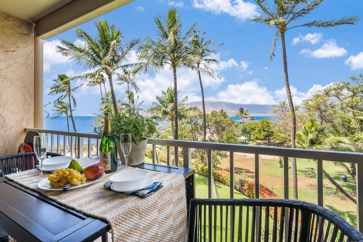 Menehune Shores 403 · MHS 403 Remodeled BeachFront 2BD Getaway - Bed and Breakfast Kīhei