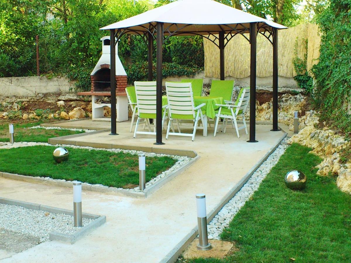 Apartment Maja - B&B Funtana