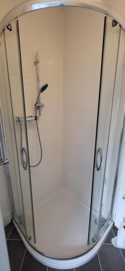 Habitación con cama extragrande.