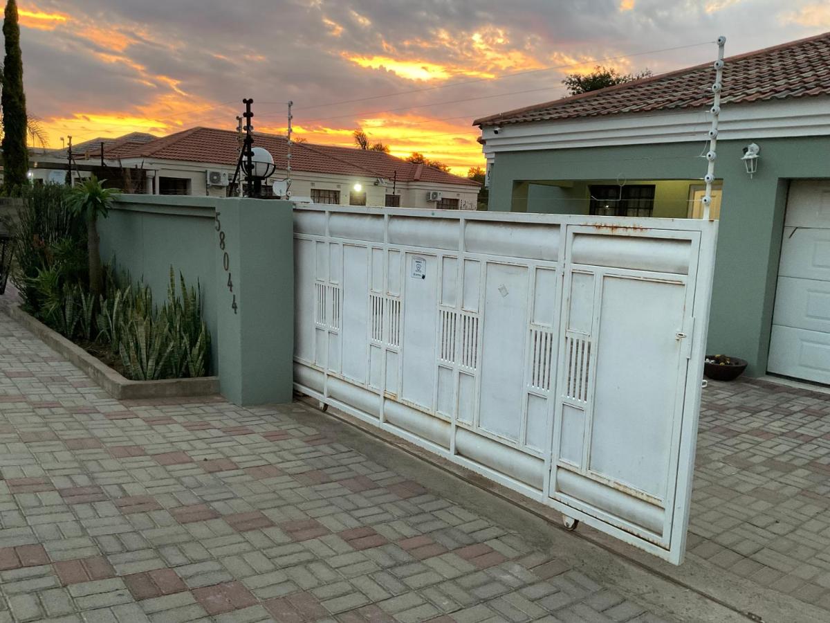 Luxe Comfort Retreat - B&B Gaborone