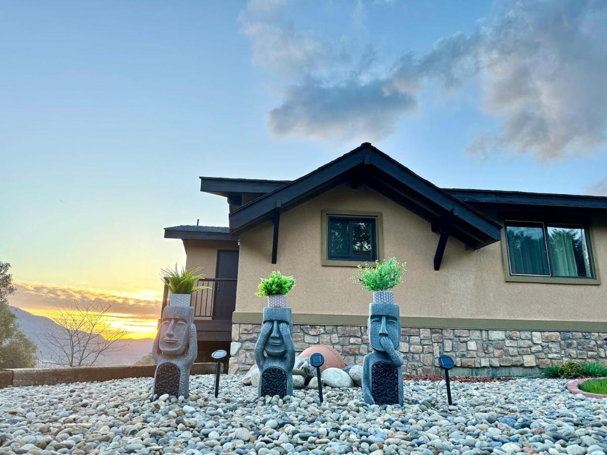 Relax Under the Stars, Best view in town , Yosemite House with Firepit, Hot Tub, Game Room & Pool table - B&B Oakhurst