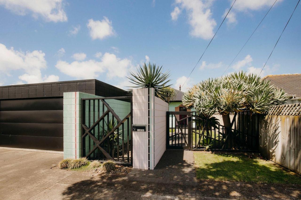 Fun Times in Fitzroy - eclectic bungalow by beach - Chambres d’hôtes New Plymouth