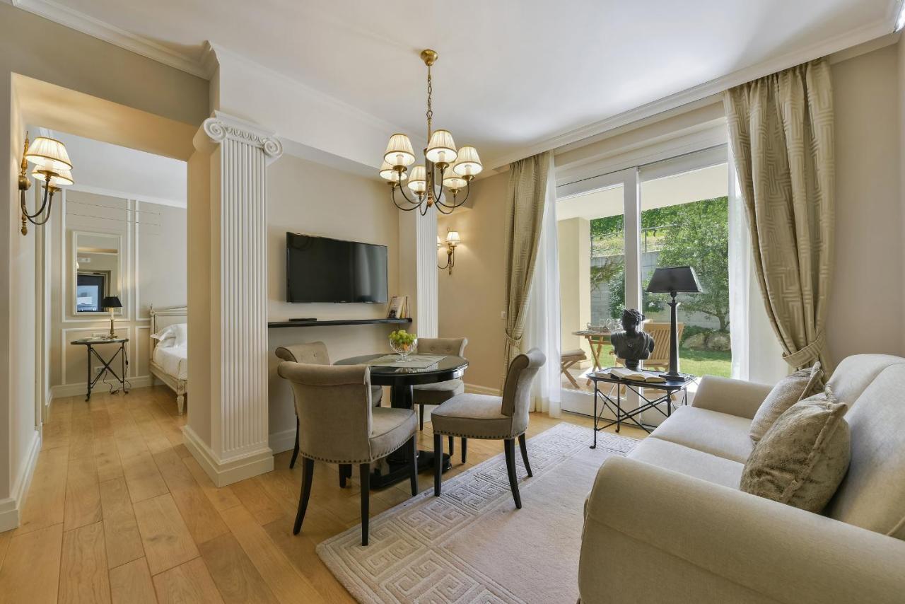 Deluxe One-Bedroom Apartment