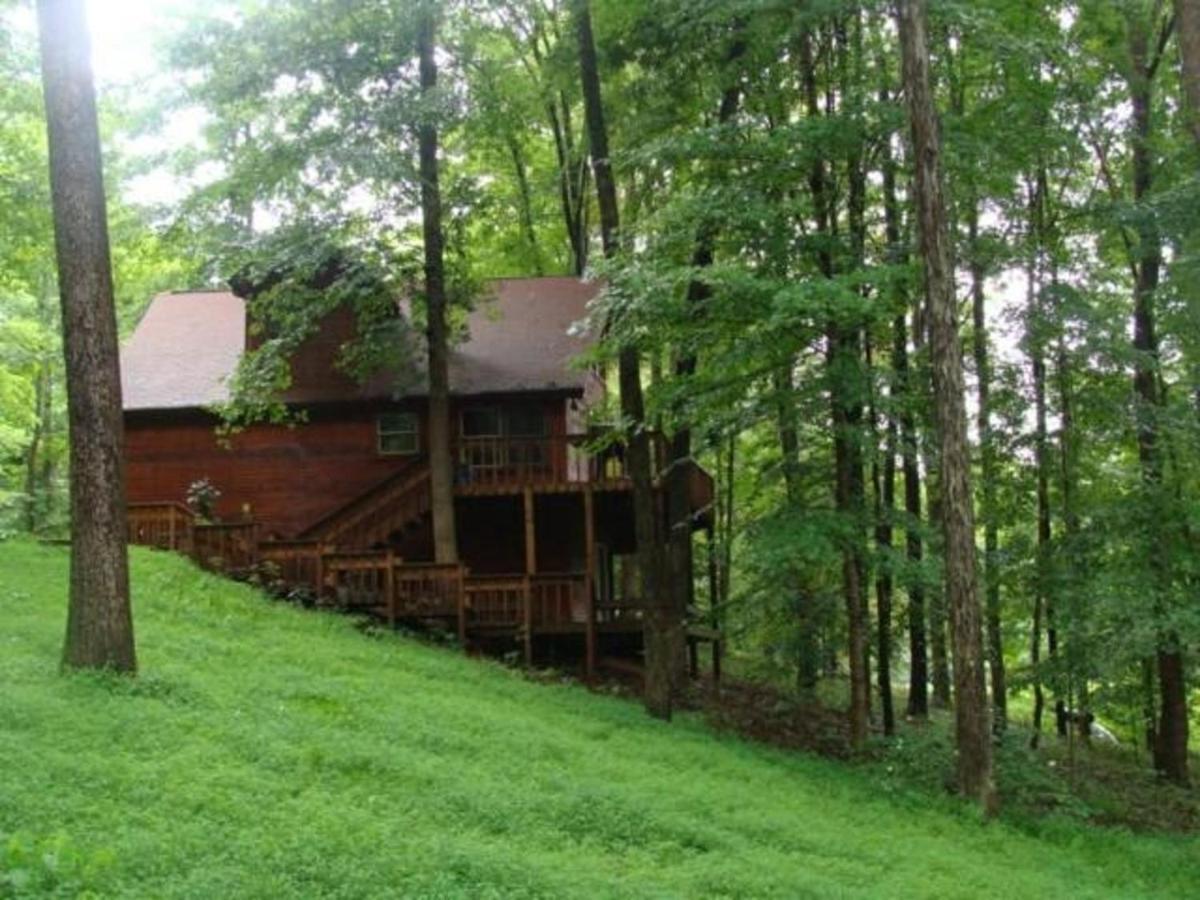 Wooded & Fabulous Brown County Cabin with Hot Tub Near Nashville, IN - Chambres d’hôtes Nashville