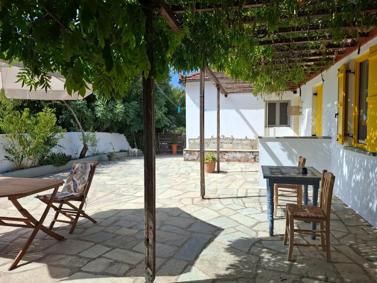 Myrto Yellow Holiday House - B&B Stafylos