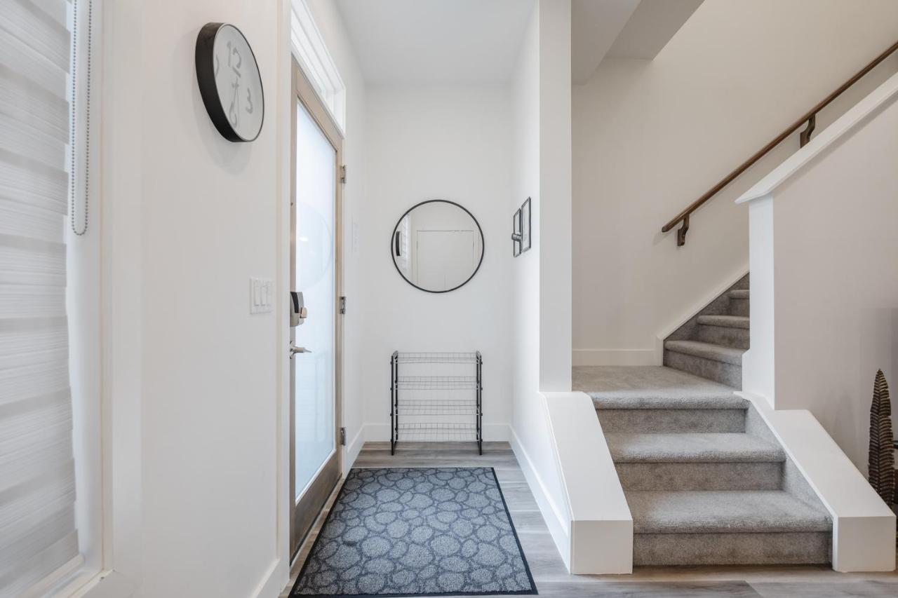 Townhome with Free Parking, Near Downtown - B&B Calgary