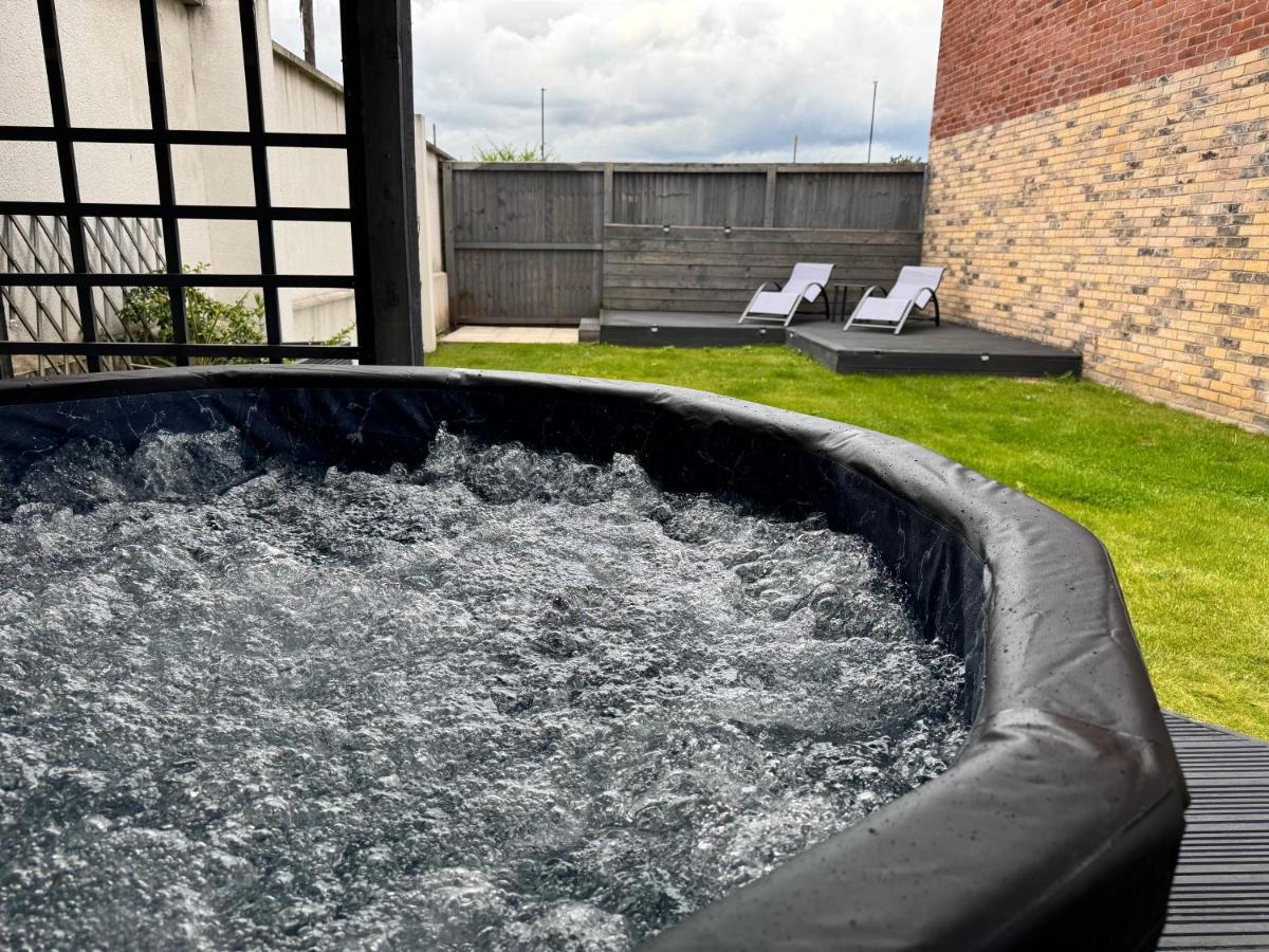 Luxury Retreat For 10 - Short Lets & Serviced Accommodation Manchester With Hot Tub and Spacious Garden - B&B Manchester