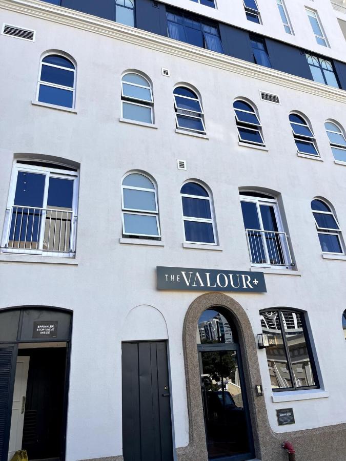 Modern new listing, 1 Bedroom ensuite with city views, separate living room, dining room and kitchen, balcony, Solar power and fast wifi, at the heart of Cape Town - Bed and Breakfast Kaapstad