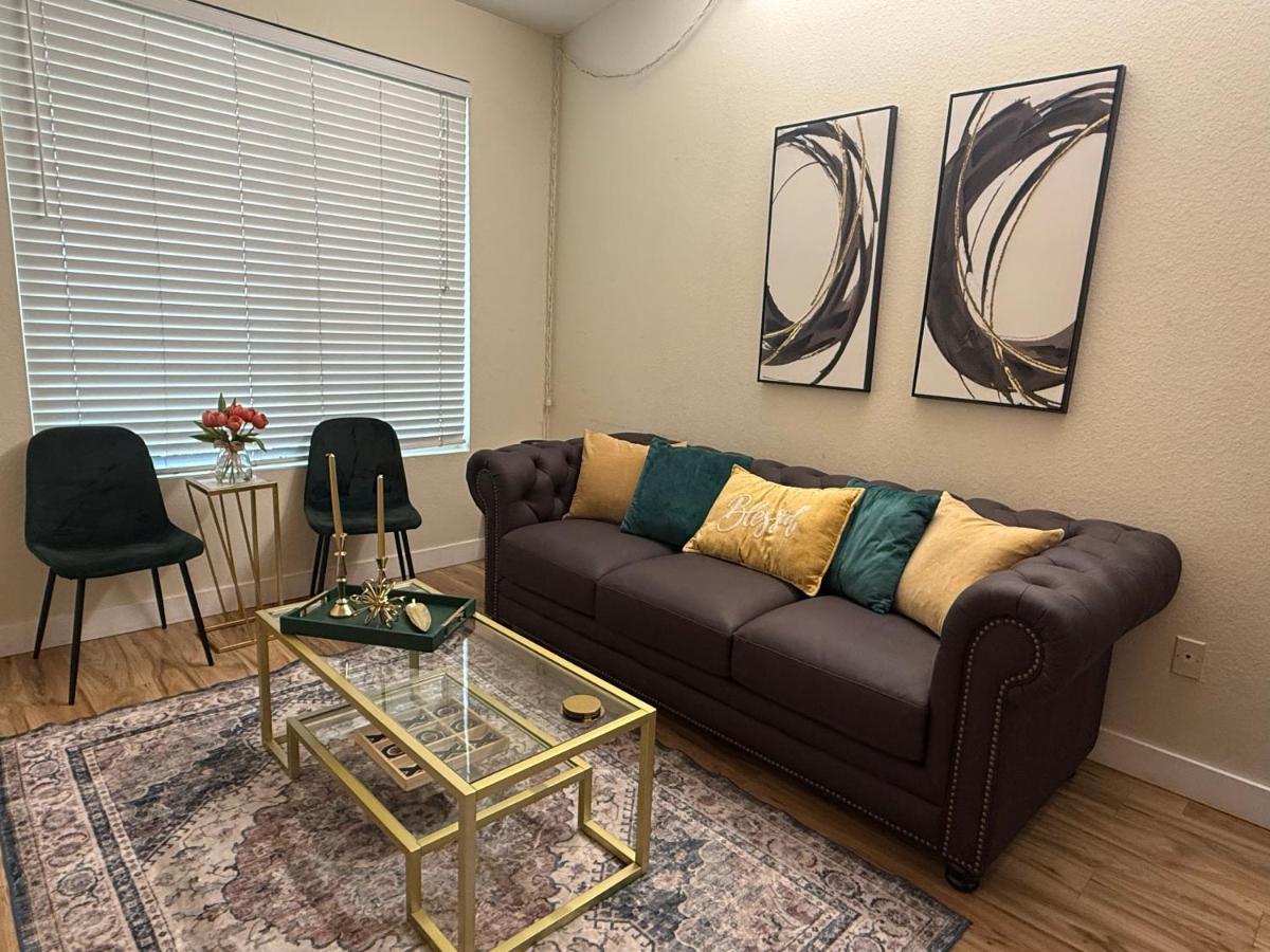 Great Amenities, Pool, Sauna Gym - B&B Phoenix