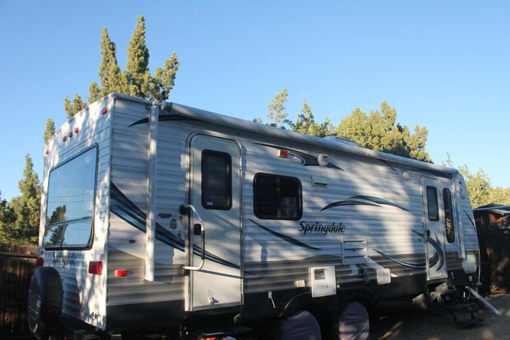 Comfortable Guest RV With EV charger Semi Rural Area - B&B Bodfish