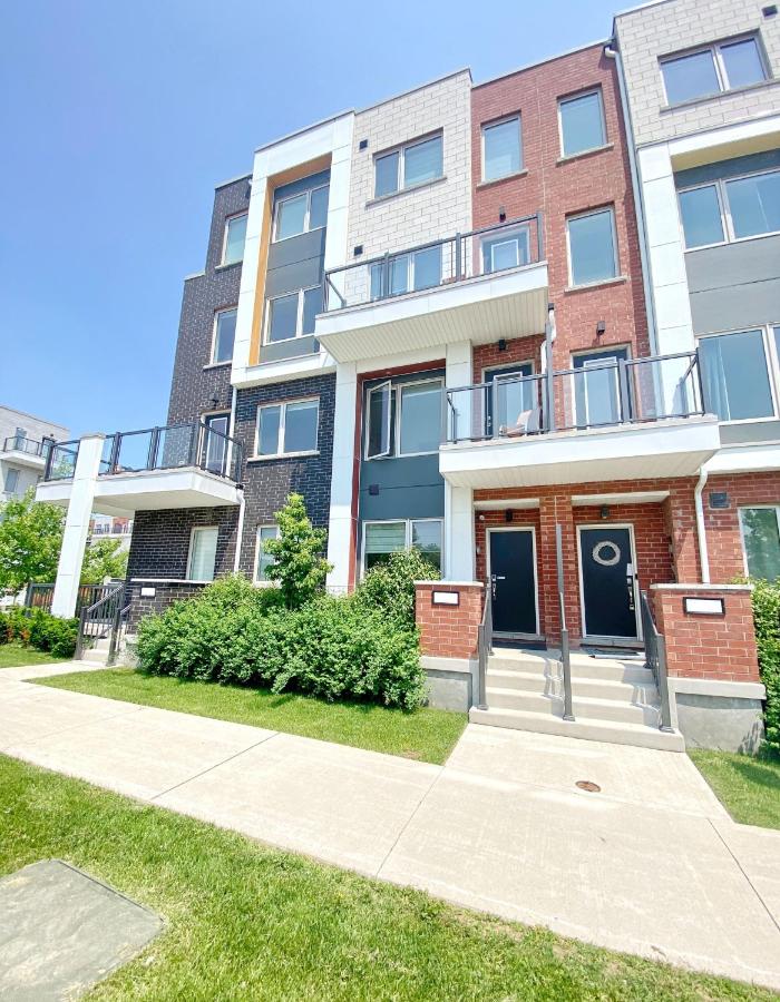 Downsview Park Luxury Townhome near Yorkdale Transit - B&B Toronto