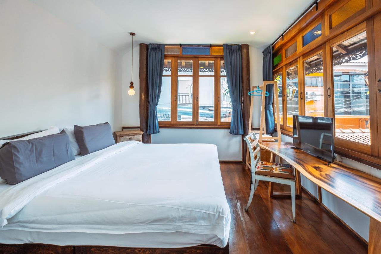 Habitación con cama extragrande y vistas al jardín 