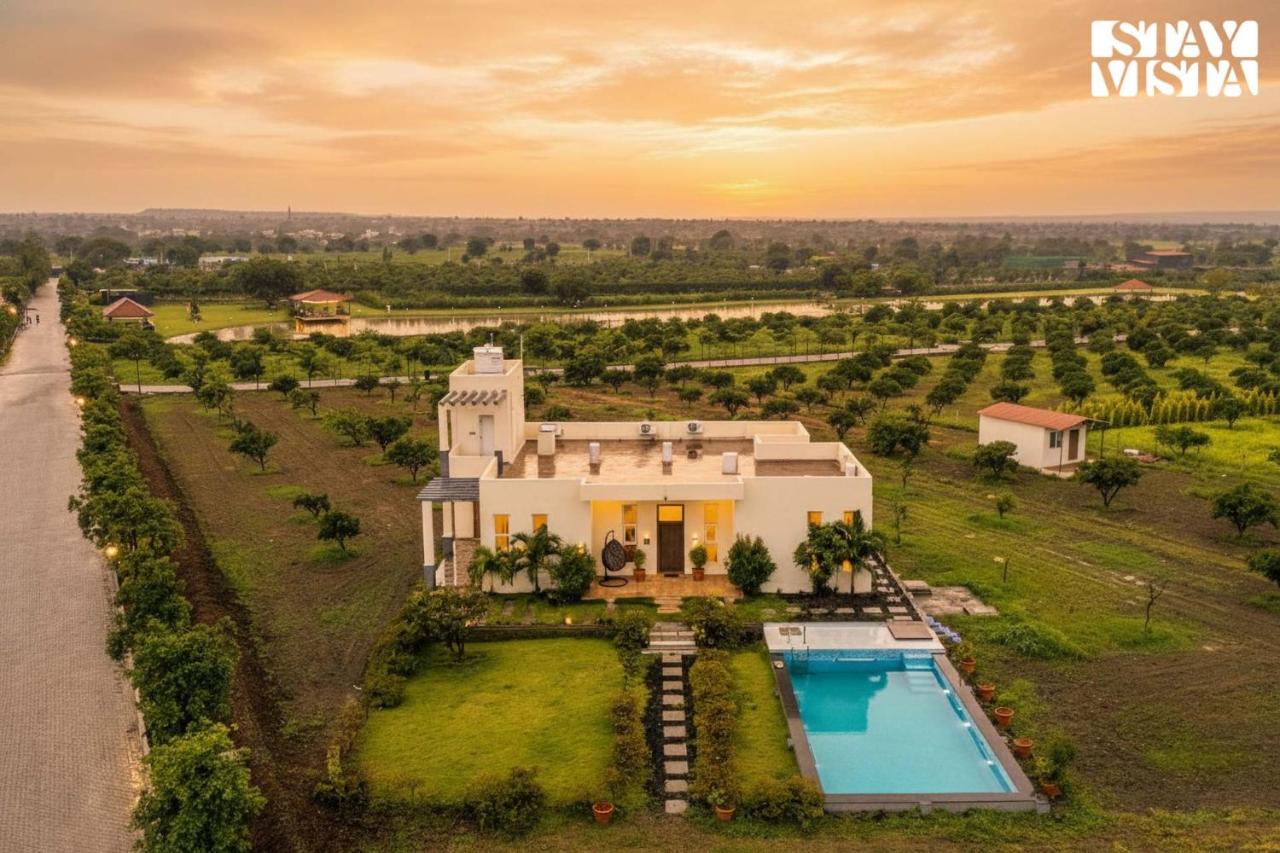 StayVista at Casa Shwika with Pool and Lawn - Chambres d’hôtes Hyderabad