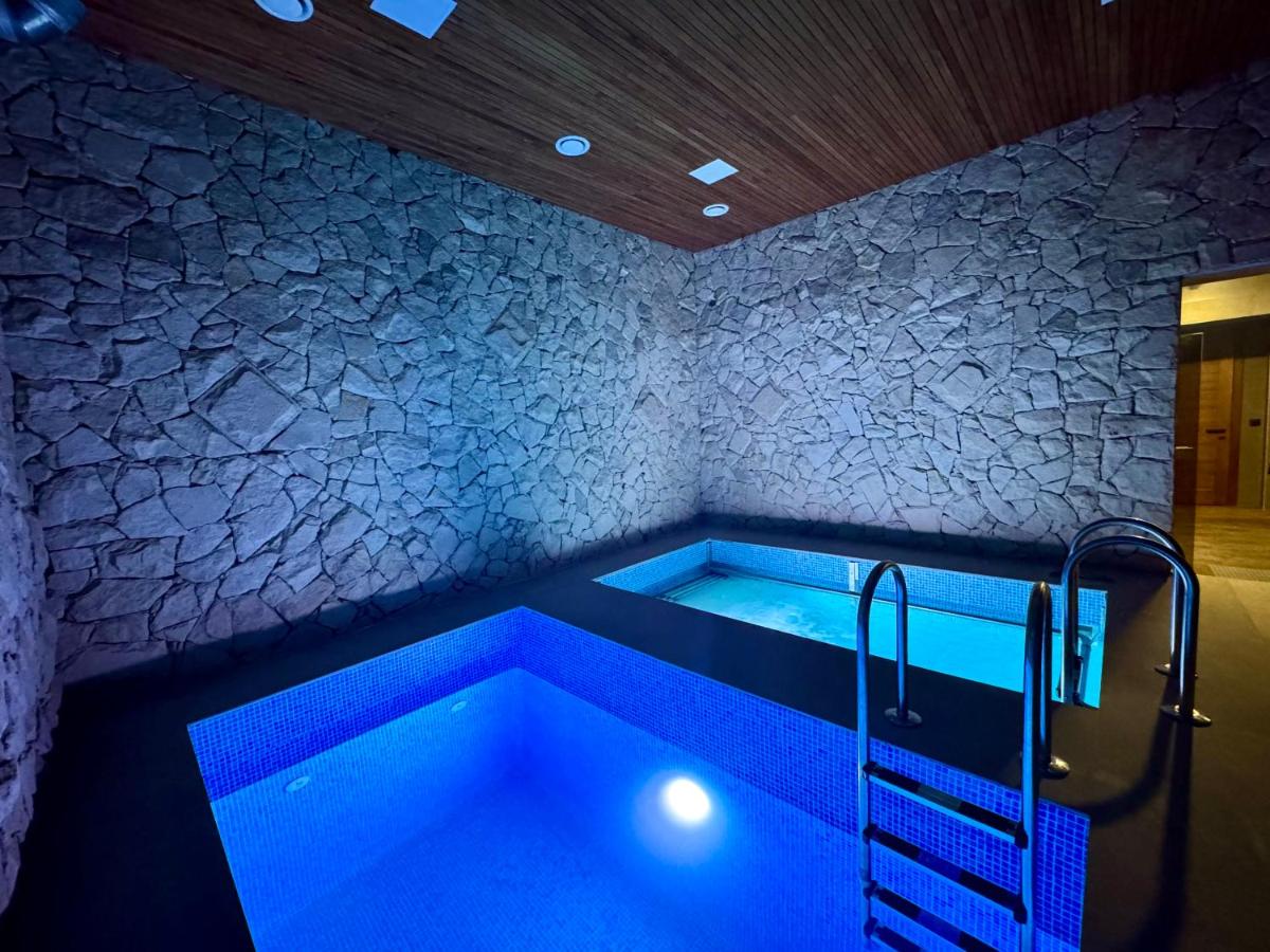Casa Cedru-piscina calda cu jacuzzi si sauna - Chambres d'hôtes Ialoveni