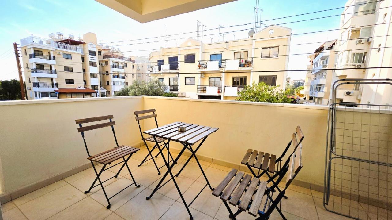 Sunny 2BR Getaway Steps from the Beach with Wi-Fi - B&B Larnaka