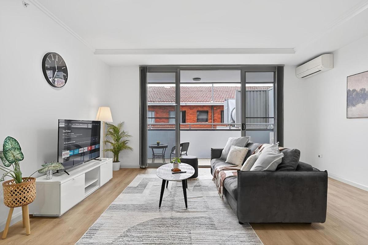 57K Abnb-Style Apt 3BR with 2 Free Parking & 3 mins walk to Mall - B&B Sydney