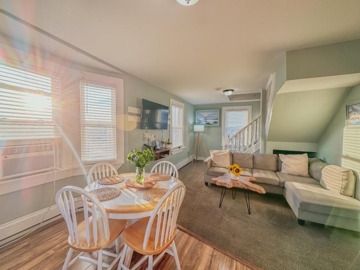 Entire Lovely 3 Bedroom, 2 Bathroom Apartment! 1 Block to the Beach and Boardwalk! - B&B Wildwood