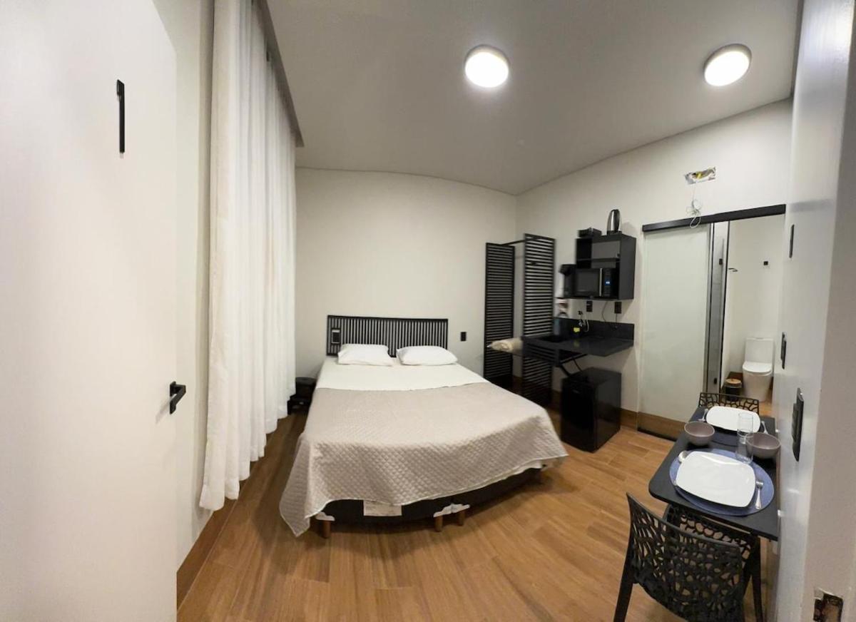 1Kitnet ao lado da Praça Leonardo Venerando - B&B Lavras