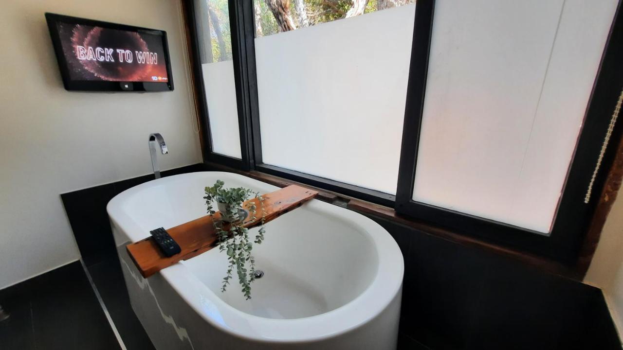 Tucked Away Chalet - Amazing Bathroom - B&B Kingscote