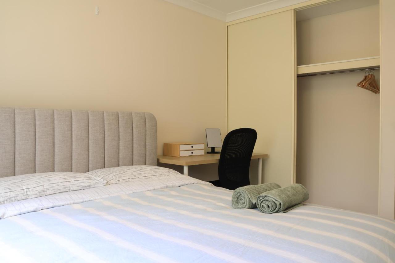 Camera Matrimoniale con Bagno in Comune 