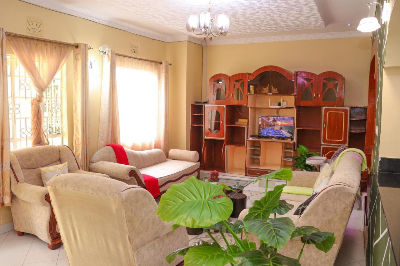 Aggie's BnB- Entire 3-Bedroom Bungalow - B&B Nakuru