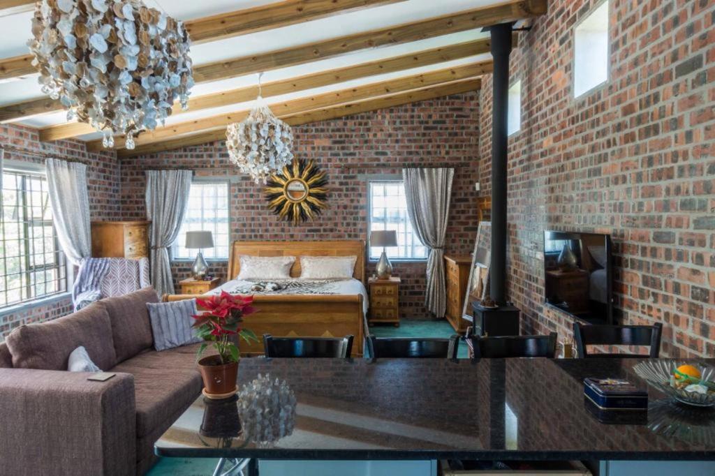 Studio Apartment - large open plan single room - in Noordhoek close to beach - B&B Flat Acres