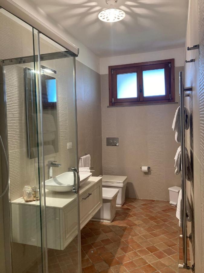 Suite con bañera de hidromasaje y cama grande