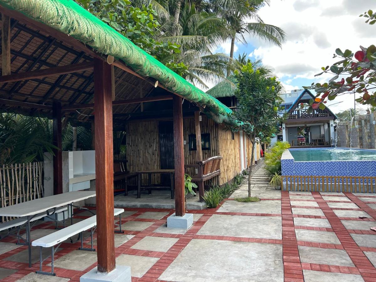 Beachfront Native house with pool - B&B Nasugbu