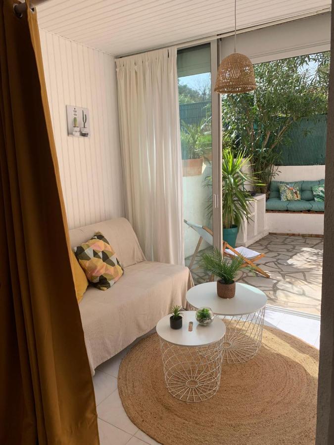 Bright studio with small terrace - B&B Fréjus