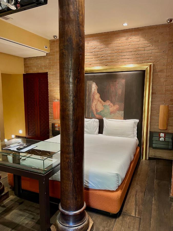 Suite con cama grande y balcón