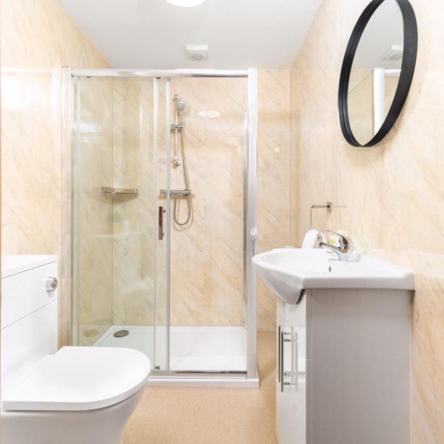 Modern Two Bed Apartment - Two Parking Spaces - Netflix 1cSt - Chambres d'hôtes Amblecote