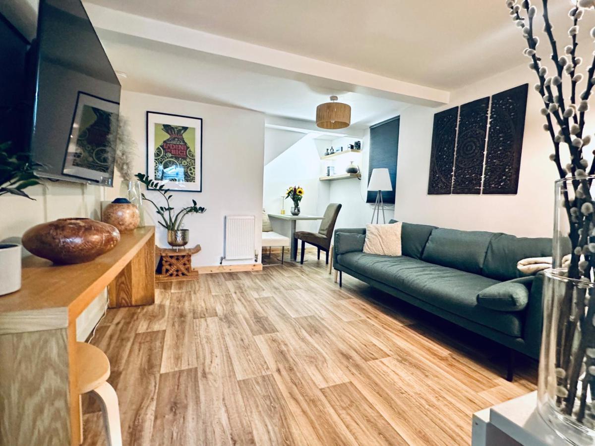 Peaceful and Stylish Garden Flat Close to Transport and City Centre - Chambres d'hôtes Glasgow