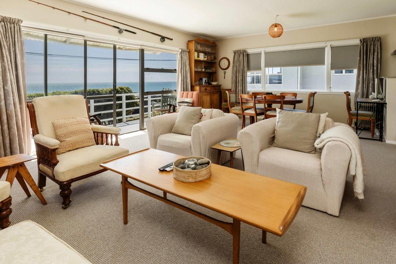 Messenger Magic - classic 5BR Kiwi bach - B&B Oakura