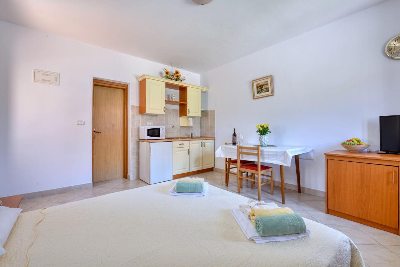 Studio Romano with terrace - B&B Rovinj