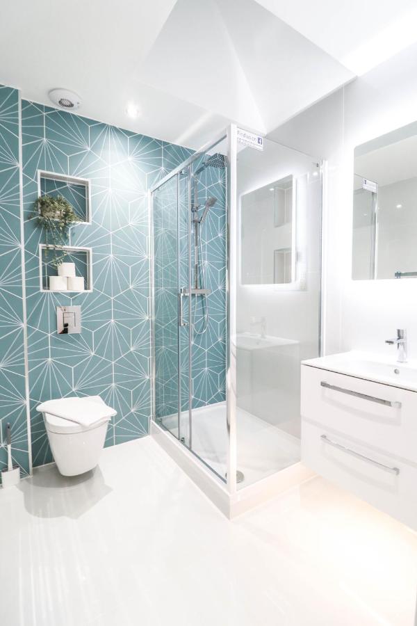 The Kingsmead Loft - Stylish 1BR Top Floor Apt with King or Twin Beds & Free Secure Underground Parking, Central High Wycombe HP13, Sleeps 3 - Chambres d'hôtes High Wycombe