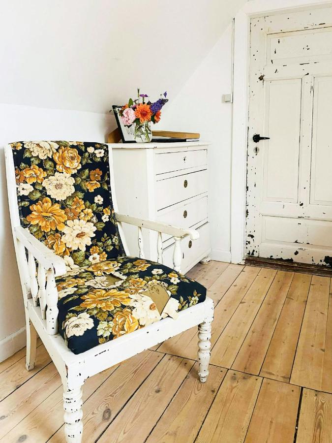 Historic Farmhouse With Sea Views Over Sejerø Bay - B&B Fårevejle