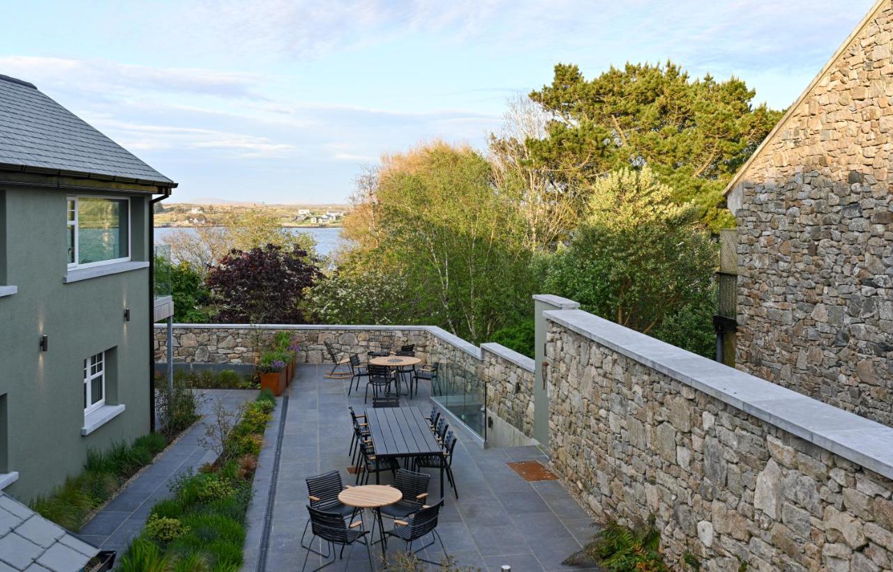 WITHIN THE VILLAGE - B&B Roundstone