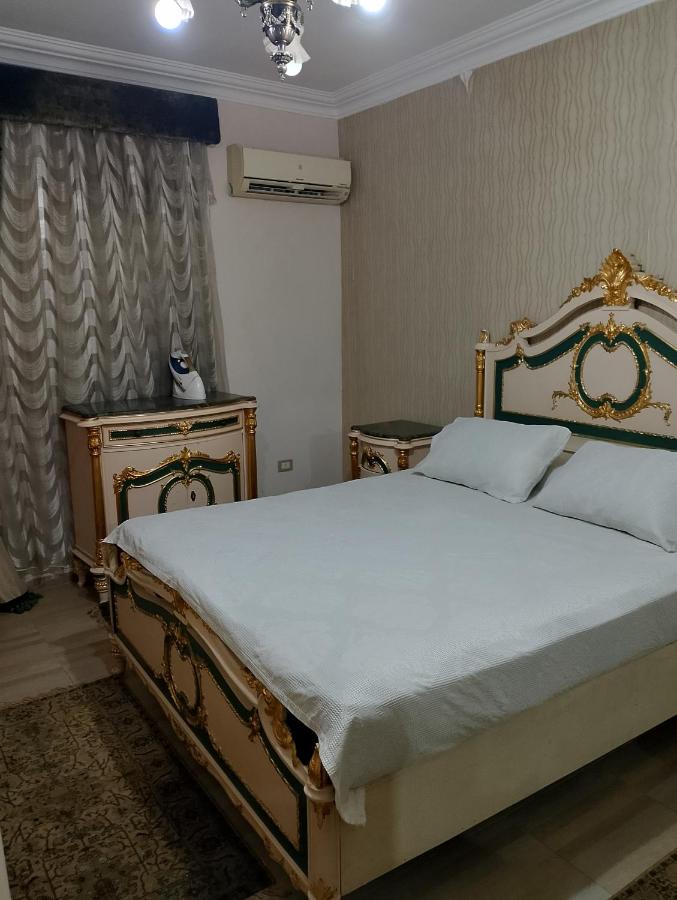 شقة جميلة فى العبور الحى التاسع مكيفه بالكامل وفيو حديقة - Ferienwohnung Abū Şīr