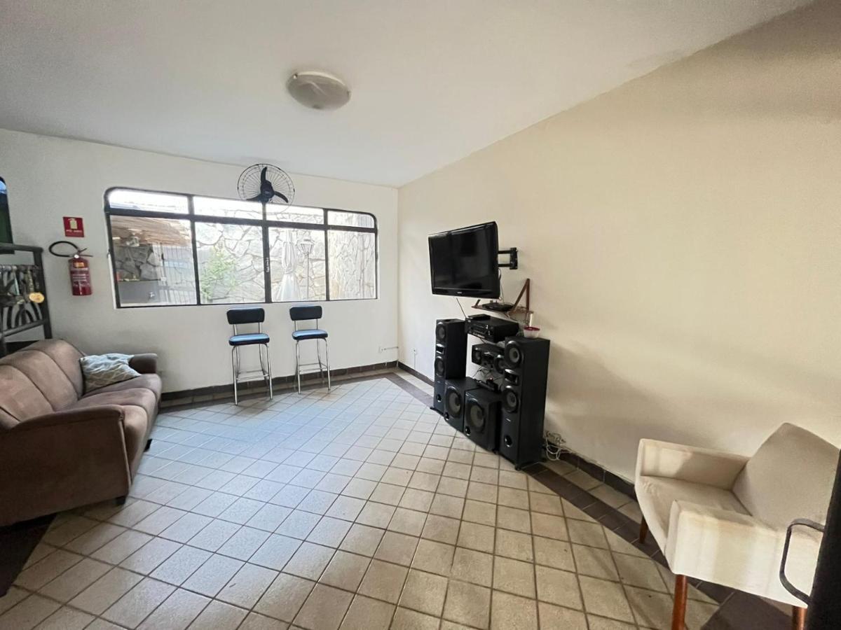 Casa Quintal Setor Bueno! 5 quartos com ar split e internet ultra! 4 vagas de garagem! Bem localizado! Marista Parques Areião e Vaca Brava Hospital Premium Mater Dei Smart e Blue Fit Perdomo Goiânia Shopping! - Chambres d'hôtes Goiânia
