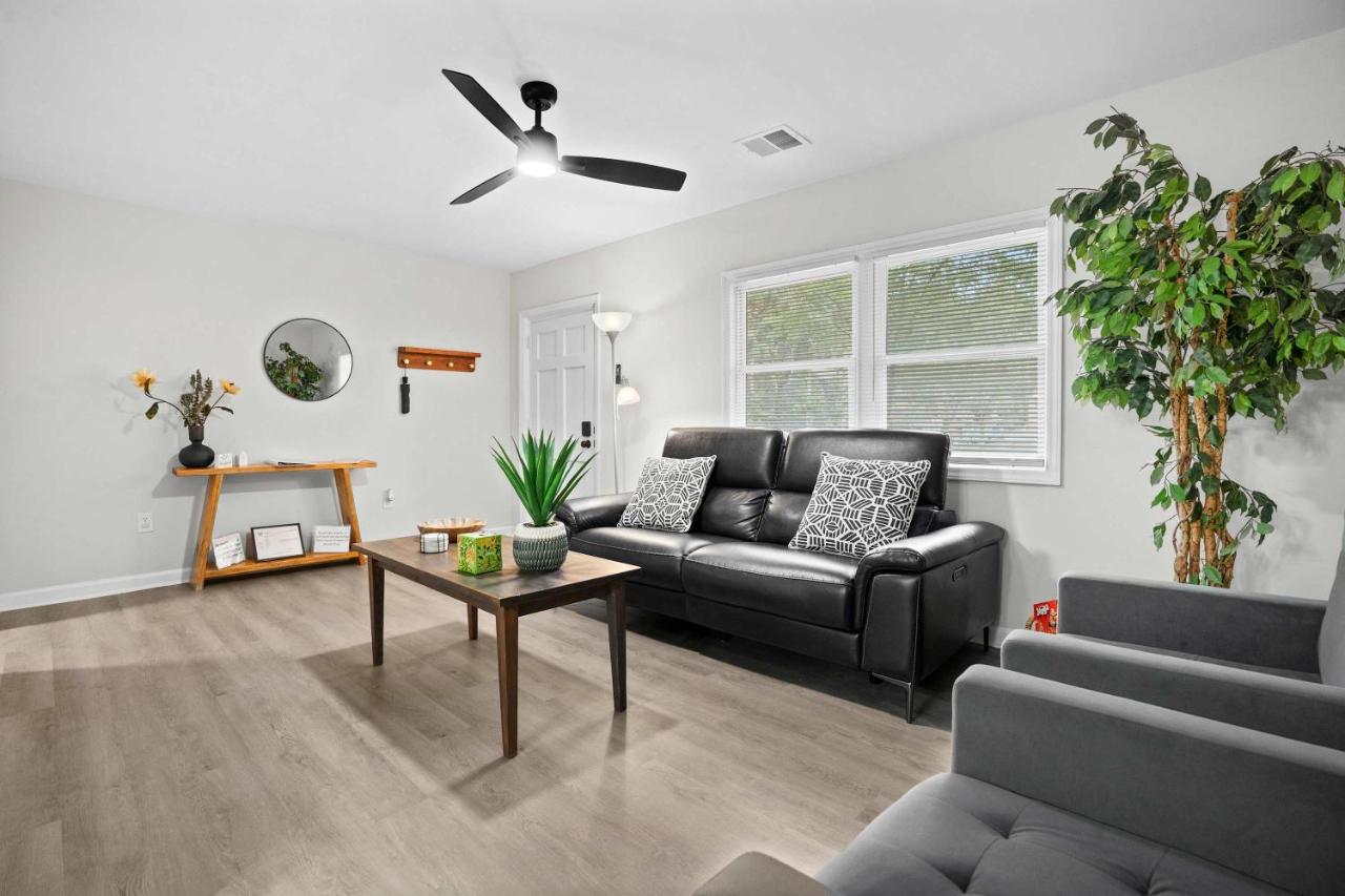 10 Min to Downtown - Desk - Fenced Yard - Wi-Fi - B&B Raleigh